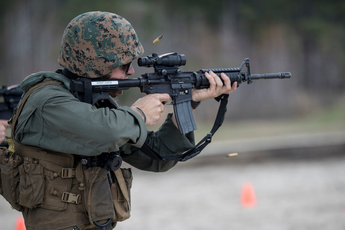 Phiên bản nhỏ gọn của khẩu M16A2 cũng đang được phục vụ ở lực lượng Thủy quân Lục chiến, đây là khẩu cạc-bin M4 sử dụng cỡ đạn 5,56x45mm. Nguồn ảnh: BI.