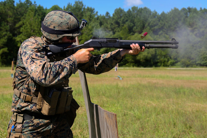 Súng săn hay súng Shotgun cũng là một trong số những loại vũ khí cực kỳ hữu hiệu cho Thủy quân Lục chiến Mỹ khi tác chiến ở môi trường chật hẹp. Một trong những khẩu shotgun lâu đời nhất của Thủy quân Lục chiến Mỹ là khẩu M1014. Nguồn ảnh: BI.
