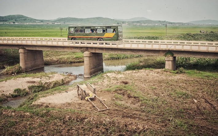 Xe bus chở người dân Triều Tiên về vùng nông thôn.