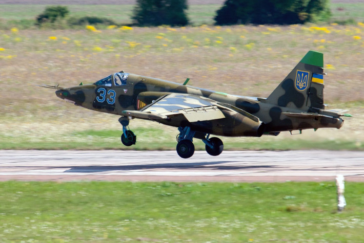 Do có trọng lượng tổng thể khá nhẹ, tốc độ tối đa khi bay của Su-25 có thể lên tới gần 1000 km/h, nhanh hơn nhiều đối thủ A-10 của mình ở phía Mỹ. Trọng lượng nhẹ cũng giúp Su-25 có khả năng cất - hạ cánh với đường băng có độ ngắn thấp hơn.
