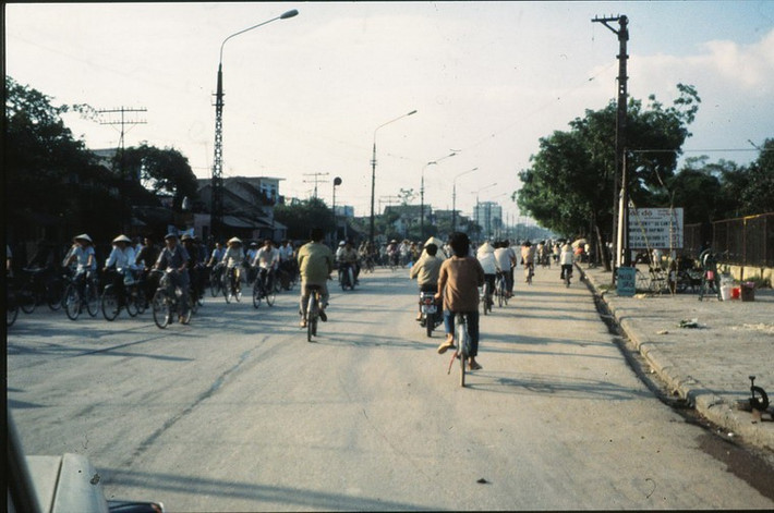 Xe đạp ngập tràn đường phố, đây cũng là phương tiện chủ yếu giai đoạn này. "Thật kỳ diệu khi nhìn xuống từ cửa sổ khách sạn của tôi để thấy hàng trăm (hàng ngàn?) người đi xe đạp lặng lẽ đi qua, và thậm chí còn kinh ngạc hơn khi thấy hai dòng người đi xe đạp ở ngã tư lặng lẽ lướt qua nhau mà không có bất kỳ va chạm hay cãi cọ nào...", ông nói.