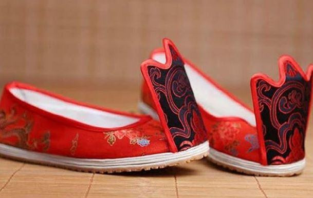 Chúng ta thường thấy trong phim cổ trang Trung Quốc, các nhân vật nhà giàu cũng như quan lại sử dụng các đôi giày có mũi giày vểnh hướng lên trên. Nhiều đôi giày, mũi giày vểnh cao hẳn hoặc có tấm chăn phía trước.