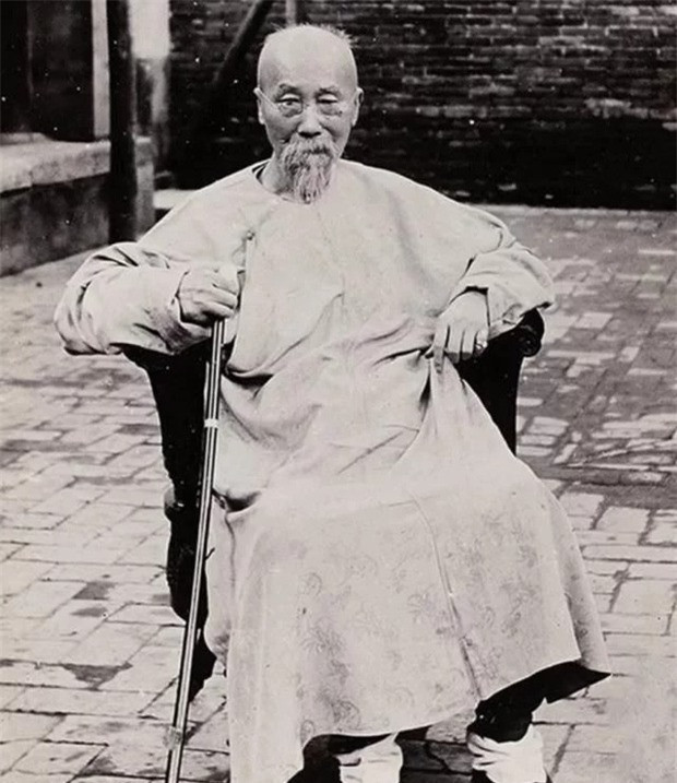 Những năm cuối đời, Lý Hồng Chương luôn phải có người theo sát hầu hạ