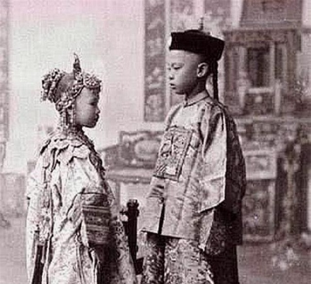 Một cặp tân lang - tân nương nhỏ tuổi cử hành hôn lễ dưới sự sắp đặt của gia đình. Gương mặt non nớt và ánh mắt có phần ngơ ngác của những đứa trẻ trong các cuộc hôn nhân kiểu này khiến cho người ta không khỏi đau lòng.