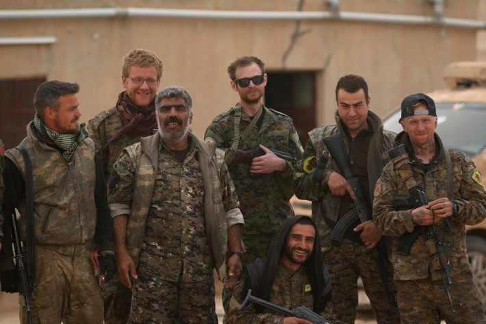 Các chiến binh SDF chụp ảnh bên trong sân bay quân sự Tabqa sau khi họ giải phóng nó khỏi IS.
