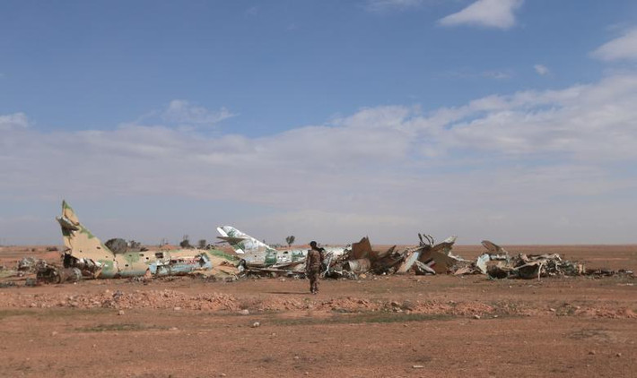 Hàng loạt xác máy bay nằm ở sân bay Tabqa khi SDF đánh bật nhóm IS khỏi đây.
