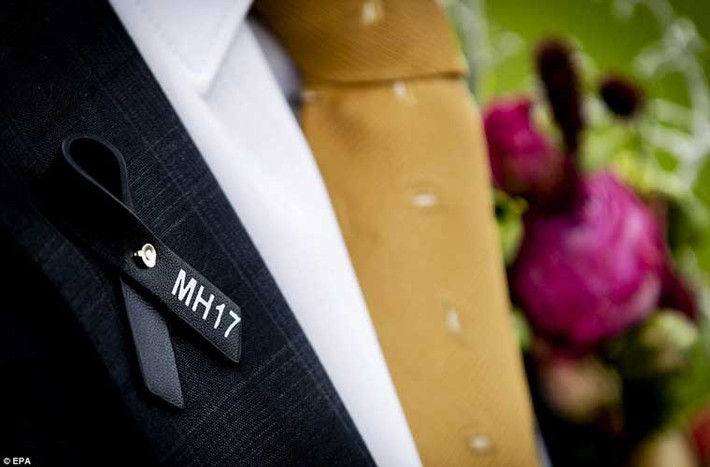 Người thân một nạn nhân MH17 đeo huy hiệu đen để tưởng nhớ các nạn nhân. Ảnh chụp ở thị trấn Vijfhuizen gần sân bay Schiphol (Amsterdam), nơi máy bay xấu số cất cánh.