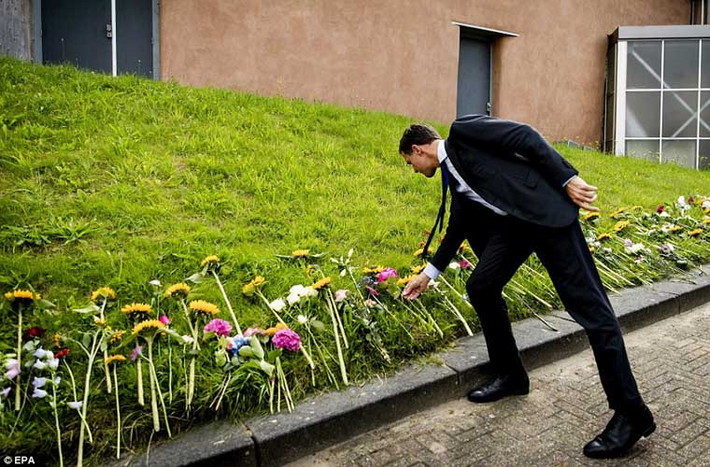Thủ tướng Hà Lan Mark Rutte đặt hoa tưởng nhớ các nạn nhân MH17.