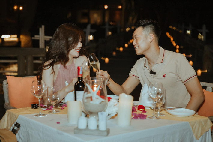 Thành Chung lần đầu công khai hẹn hò Tố Uyên năm 2017. Tố Uyên tiết lộ, cô gặp Thành Chung lần đầu ở một quán cà phê tại Tuyên Quang.