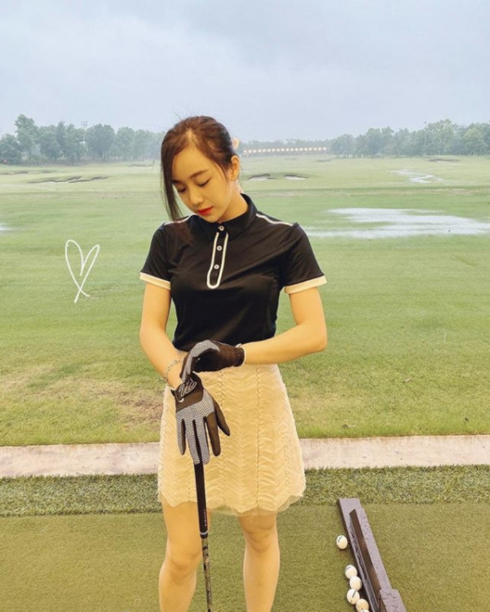 Theo nhận xét của nhiều người, Nhã Tiên khá nổi bật nhờ làn da trắng và thân hình nuột nà không tì vết trong trang phục chơi golf.