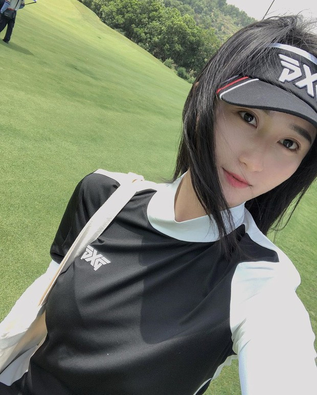 Hot girl Nguyễn Thuỳ Dương (bạn gái cầu thủ Nguyễn Huy Hùng) cũng là một cô gái thường xuyên chơi golf.
