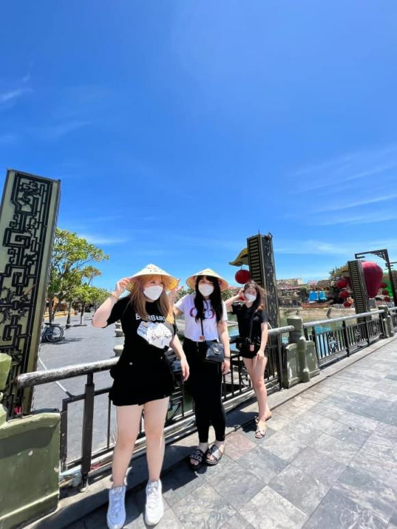 Dù bức ảnh chụp vào lúc chiều tối nhưng vòng 1 khủng của Võ Thị Thu Trang vẫn giật mọi spotlight, thu hút mọi ánh nhìn.