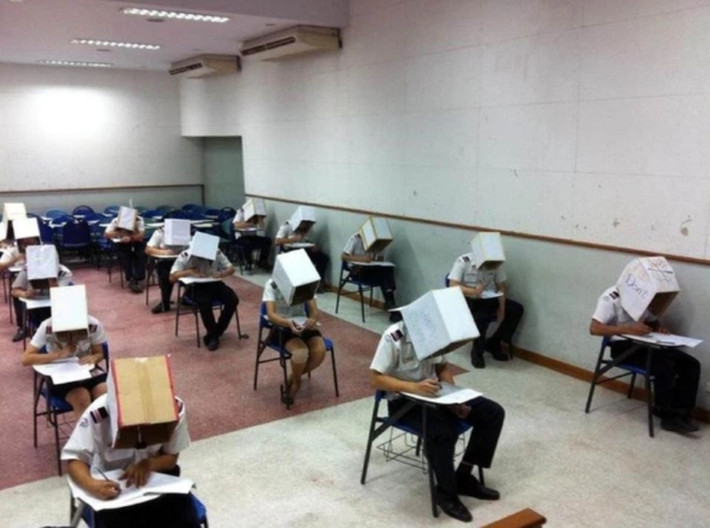 Nhưng khi học trò càng lắm chiêu thì thầy cô càng phải "cao tay" hơn hòng “trị tận gốc" vấn nạn muôn đời này trong mỗi lần thi cử.