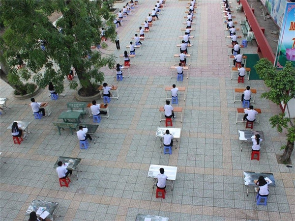 Kiểm tra ngoài sân trường, mỗi bạn một bàn cũng là một kiểu kiểm tra được nhiều nơi áp dụng. Ảnh: Tổng hợp