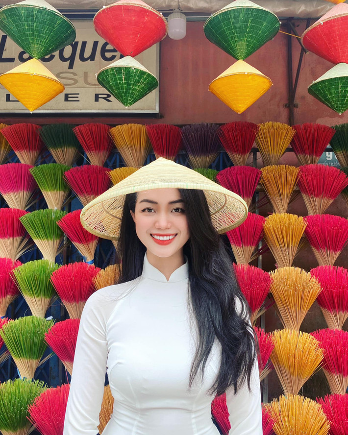 Trên trang cá nhân, người đẹp thường xuyên đăng tải những hình ảnh diện trang phục gợi cảm, đặc biệt là váy/áo tôn vòng 1, khai thác vẻ đẹp hình thể tối đa.