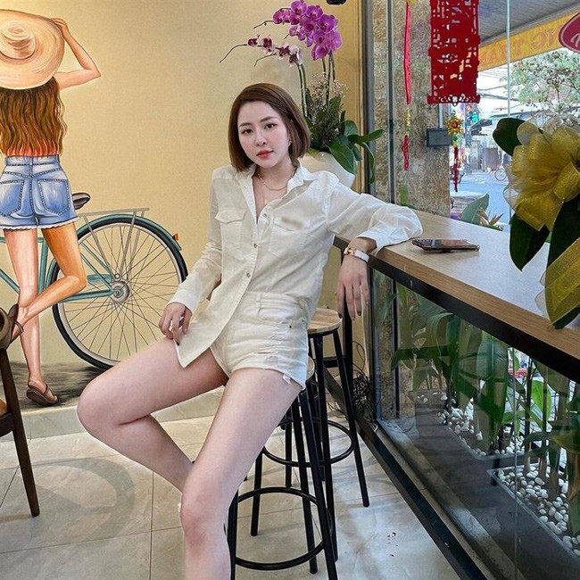 Khi diện short bó, Trâm Anh đôi lúc khiến người nhìn ngại ngùng vì cách ngồi tạo dáng.