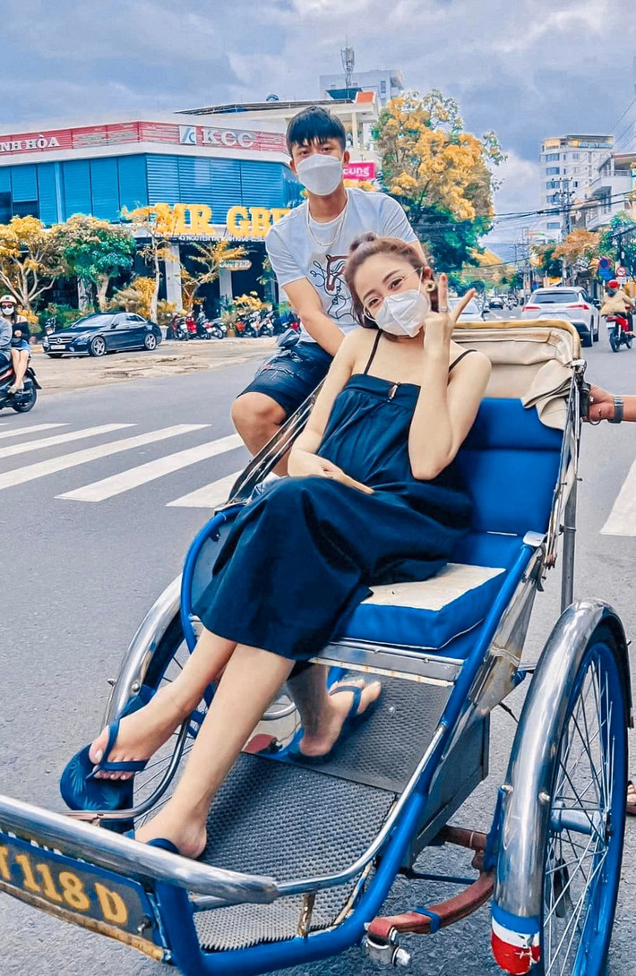 Đặc biệt, cô thường xuyên đăng tải hình ảnh diện đồ rất sang chảnh, trẻ trung. Mặc dù gương mặt có chút tròn trịa hơn trước nhưng nhìn tổng thể, vợ cầu thủ Văn Đức không bị tăng cân hoặc phá nét quá nhiều.