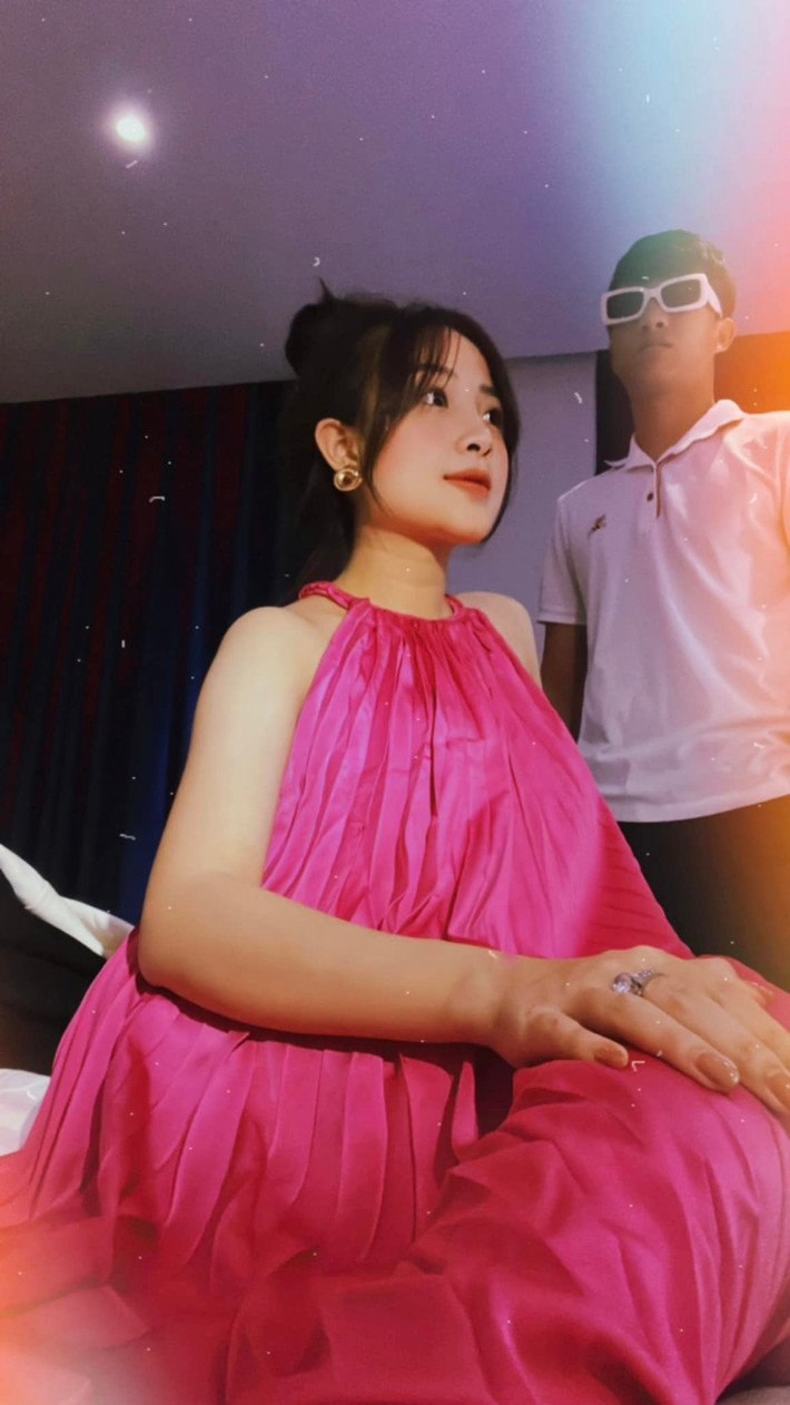 Thông qua những hình ảnh khác, có thể thấy Nhật Linh dù mang bầu nhưng vẫn rất xinh đẹp, quyến rũ.