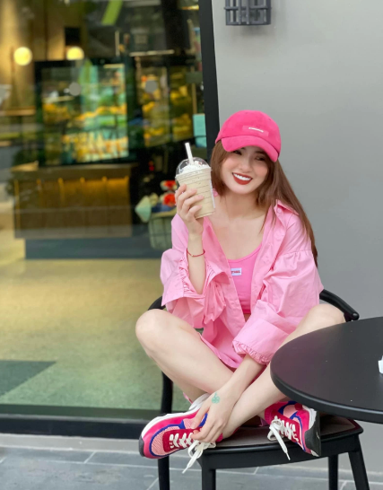 Em gái Công Vinh vẫn hay tiết lộ trên mạng xã hội rằng hiện cô đang độc thân trước những tò mò của cư dân mạng.
