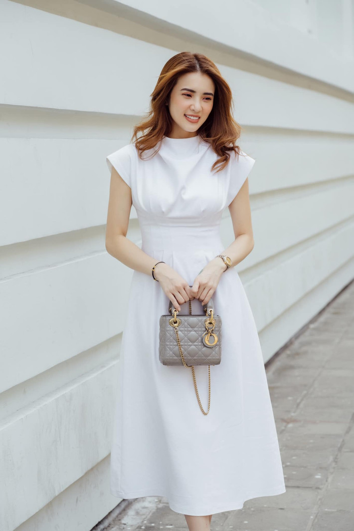 Khánh Chi còn thể hiện sự giàu có, sang chảnh khi thường xuyên khoe khéo những chiếc túi hàng hiệu đắt đỏ đến từ thương hiệu Chanel, Dior,...