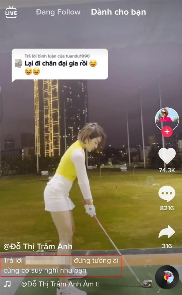 Chưa dừng lại ở đó, khi bị một tài khoản khác công kích: “Lại đi chăn đại gia rồi”, Trâm Anh liền đáp: “Đừng tưởng ai cũng có suy nghĩ như bạn”, nhằm phủ nhận tin đồn chơi golf để chăn đại gia.