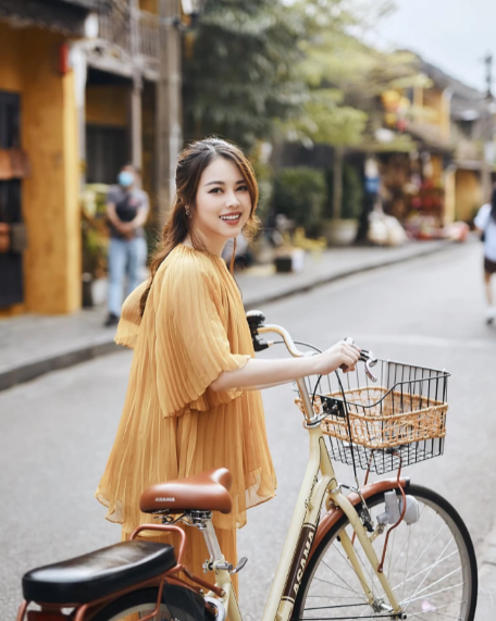 Cách đây chưa lâu, Hằng "Túi" từng rao bán căn hộ rộng 123m2 tại Phố Huế. Cô tiết lộ đây là món quà bố mẹ tặng cho mình nhưng vì không có nhu cầu sử dụng nên cô sẽ bán đi.