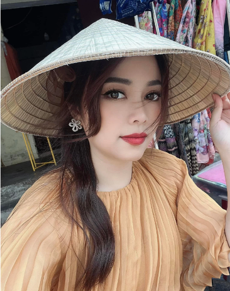 Mới đây, hot mom Hằng "Túi" khiến netizen ngỡ ngàng khi chốt mua 5 biệt thự nghỉ dưỡng, tổng trị giá cả trăm tỷ đồng ven biển Hội An, Quảng Nam.