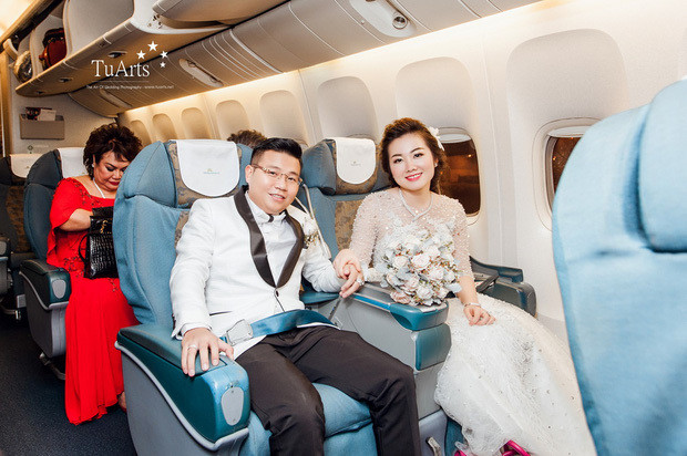 Tại đám cưới của mình, cô dâu, chú rể mời 2 ca sĩ đình đám là Lam Trường và Hiền Thục về biểu diễn. Sau đám cưới được tổ chức ở nhà gái, cô dâu được đón và di chuyển vào TP HCM bằng máy bay để thực hiện đám cưới tại quê chồng.