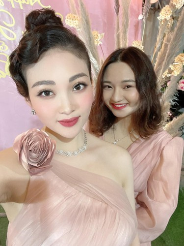 Ở ngoài đời, Thu Hương sở hữu nhan sắc xinh đẹp chẳng kém hoa hậu cùng vóc dáng cực kỳ gợi cảm.