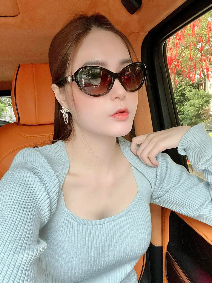 Nhìn vào chiếc eo con kiến của người đẹp, khó có thể tin rằng đây là vóc dáng của "bà mẹ 3 con" ở tuổi 32. Ảnh: FBNV