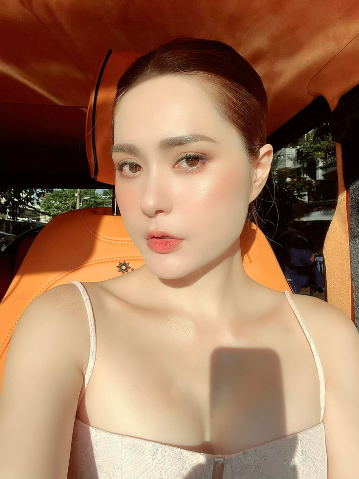 Trải qua 3 lần sinh nở, Đoàn Di Băng vẫn khiến cư dân mạng xuýt xoa với những màn "lên đồ" khoe hình thể thon gọn "vạn người mê" của mình.