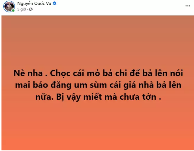 Sau câu chuyện mua nhà nhưng quên của Đoàn Di Băng nổi rần rần khắp MXH, doanh nhân Quốc Vũ cũng có động thái nhằm bảo vệ vợ. Anh cho biết phản ứng "gắt" của mọi người chỉ khiến Đoàn Di Băng lợi càng thêm lợi: "Chọc cái mỏ bả chi để bả lên nói, rồi giá nhà bả lại tăng. Bị miết vậy mà không nhớ".