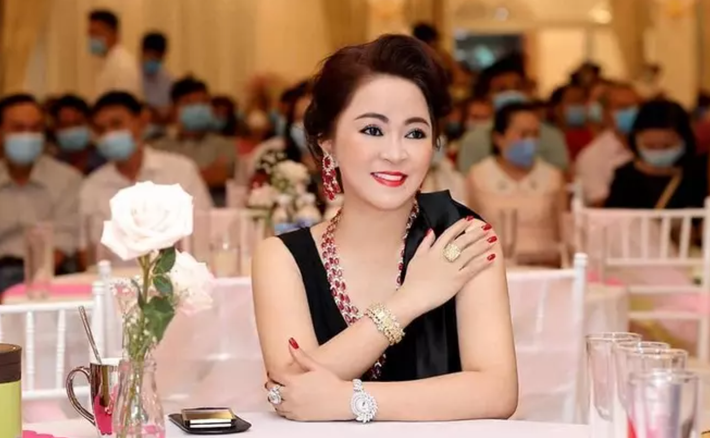 Việc đeo quá nhiều hột xoàn lên người khiến nhiều lần bà Phương Hằng bị chê lố, khoe của quá đà. Tuy nhiên, bà lại thấy hãnh diện vì điều đó vì tự kiếm tiền tự hưởng thụ.