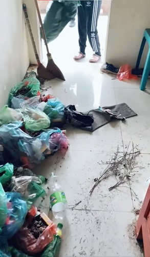 Tận mắt chứng kiến những hình ảnh căn phòng ngập rác, bốc mùi, nhiều người vẫn không khỏi choáng váng, "sốc" nặng.