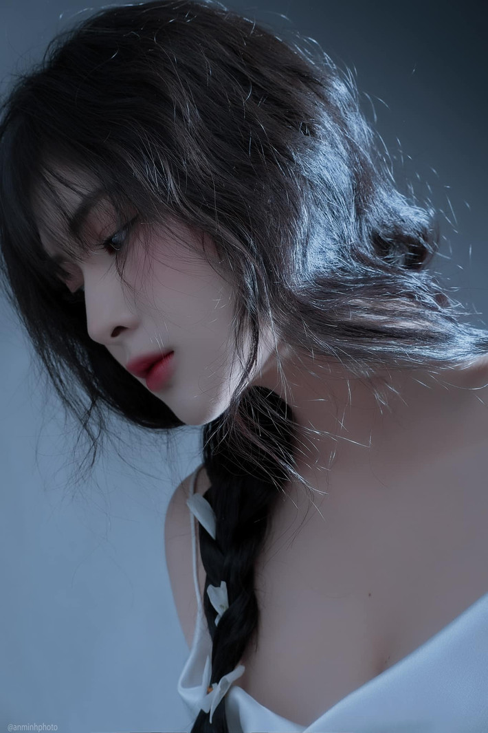 Lọt vào mắt xanh cư dân mạng nhờ vòng 1 ngồn ngộn, nữ streamer Quỳnh Alee cũng rất biết cách “nịnh mắt" fans bằng cách thường xuyên diện những trang phục mát mẻ, có phần táo bạo.