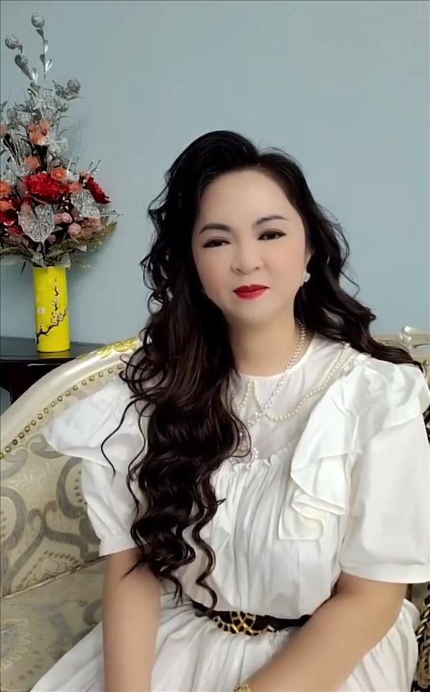 Theo nhiều cư dân mạng nhận xét, chiếc váy với chất liệu trông khá nhăn nhúm, thiếu lịch sự khi bà Phương Hằng tham dự phiên tòa khác hẳn với hình ảnh một nữ CEO chỉn chu trước đó.