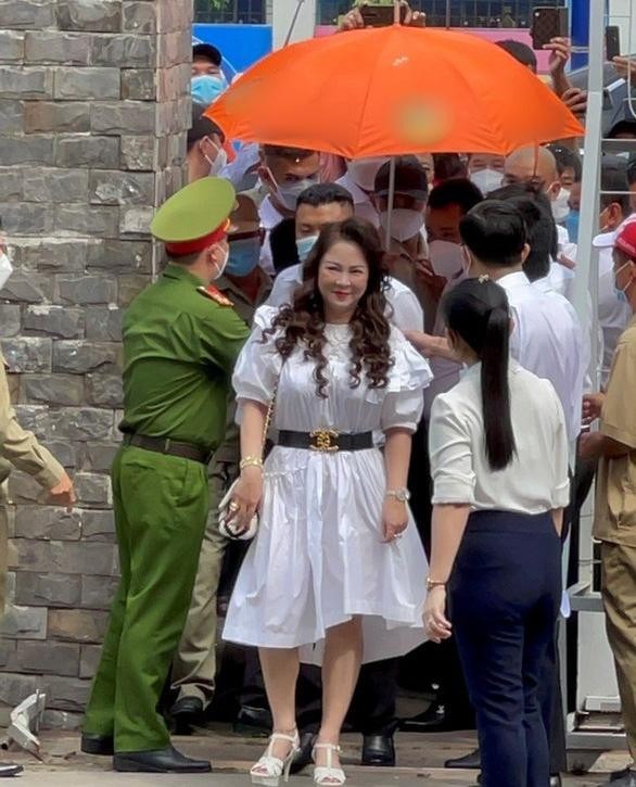 Xuất hiện tại Toà án nhân dân TP Thủ Dầu Một, bà Nguyễn Phương Hằng từng khiến nhiều người ngỡ ngàng vì hình ảnh khác xa khi livestream.