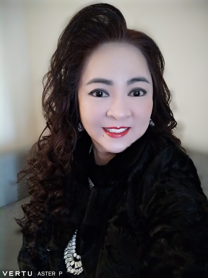 Bà Phương Hằng vốn dĩ là một người đặc biệt rất thích tự chụp ảnh và duy nhất một kiểu tạo dáng, cho nên dù có chụp nhiều bức ảnh thì gương mặt của bà vẫn chỉ ở một góc.