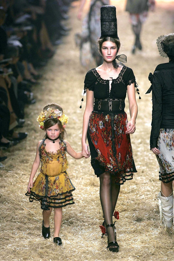 Thylane Blondeau sinh năm 2001 tại Pháp được mệnh danh là " cô bé đẹp nhất thế giới", Blondeau bắt đầu sự nghiệp người mẫu từ 4 tuổi. Khi đó, cô đã bước trên sàn diễn của thương hiệu Jean Paul Gaultier.