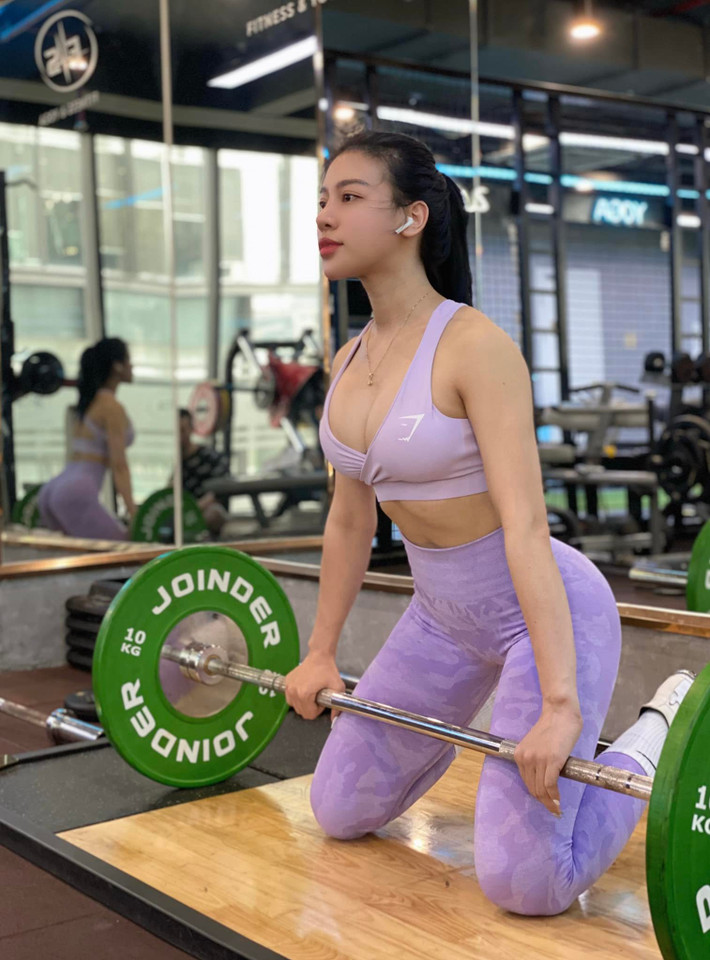 Không chỉ gây ấn tượng bởi gương mặt sắc sảo, hot gymer Huyền Dior còn sở hữu body chuẩn cùng số đo 3 vòng lý tưởng: 88 - 64 - 100 (cm).