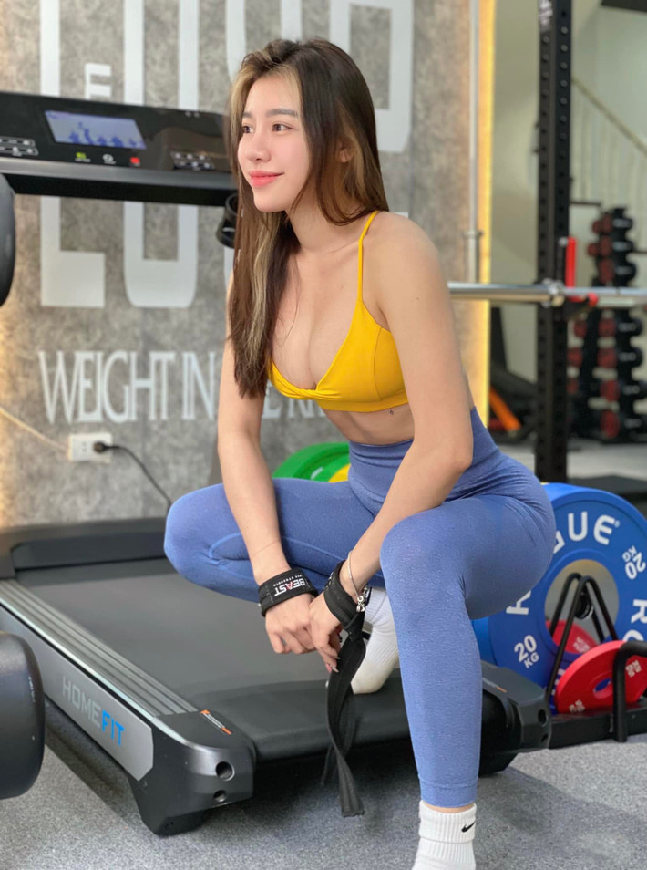 Cô nàng luôn tự tin với những đường cong quyến rũ trên cơ thể mình.