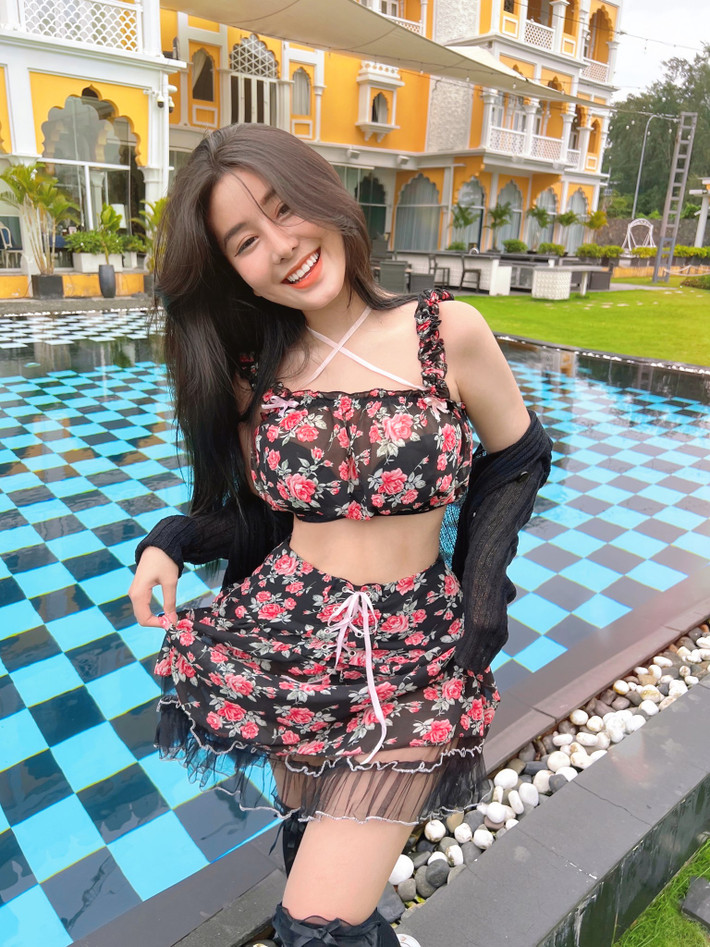 Mỗi lần đăng tải trên trang cá nhân, Võ Ngọc Trân làm cư dân mạng trầm trồ với thân hình nóng bỏng, vòng nào ra vòng nấy.