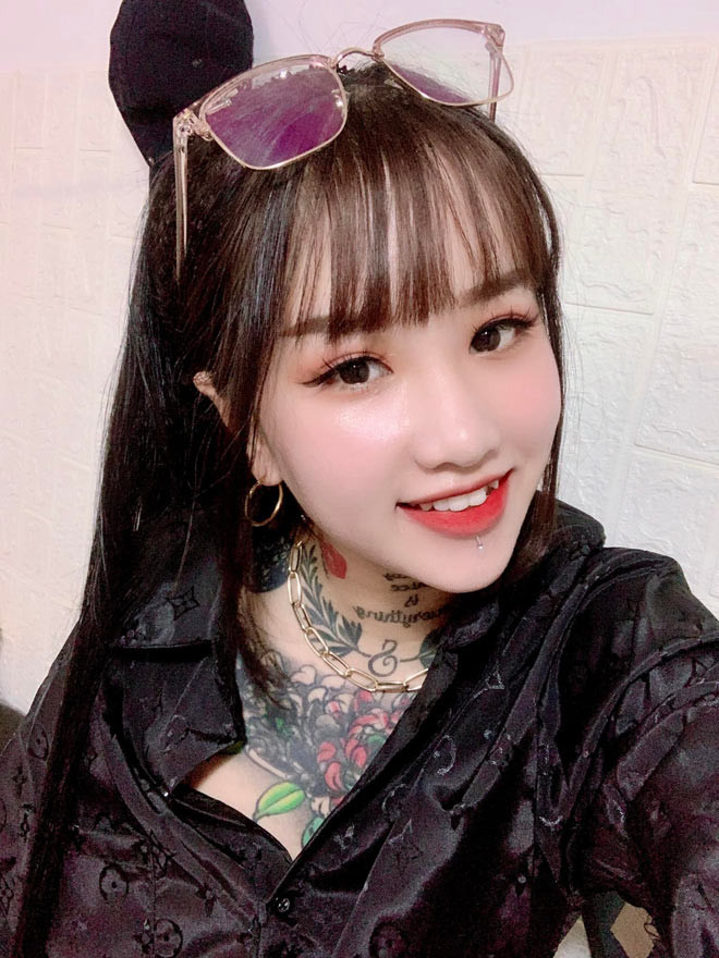 Cô nàng sở hữu gương mặt xinh đẹp, làn da trắng sứ nhưng cơ thể chi chít vết mực nhiều màu sắc. Điều này tuy đặc biệt nhưng khiến Thiên Hương gặp không ít lời đàm tiếu, phê phán từ người khác.