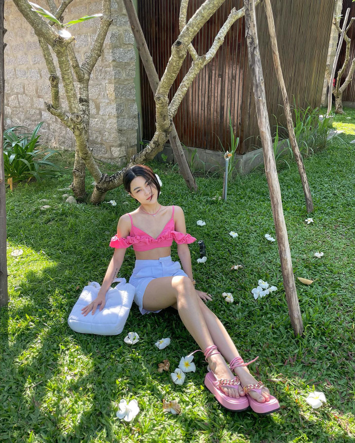 Nữ sinh xinh đẹp này còn là một gương mặt điển hình cho sự thành công của nghề làm mẫu ảnh online.