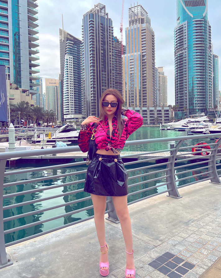 Hiện, cựu hot girl tập trung cho công việc kinh doanh. Cô nhiều lần bày tỏ sự hạnh phúc khi được gia đình chồng yêu thương hết mực.