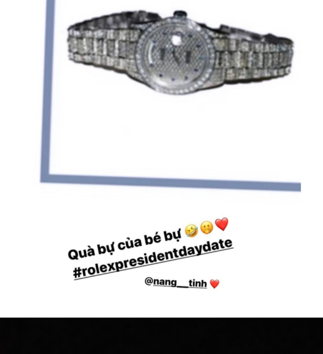 Trước đó, cô từng khoe món quà là một chiếc đồng hồ Rolex Day-Date President. Đây là một trong những mẫu đồng hồ danh tiếng nhất thế giới, được ra mắt từ năm 1956, có giá trị hơn 1,6 tỷ đồng.
