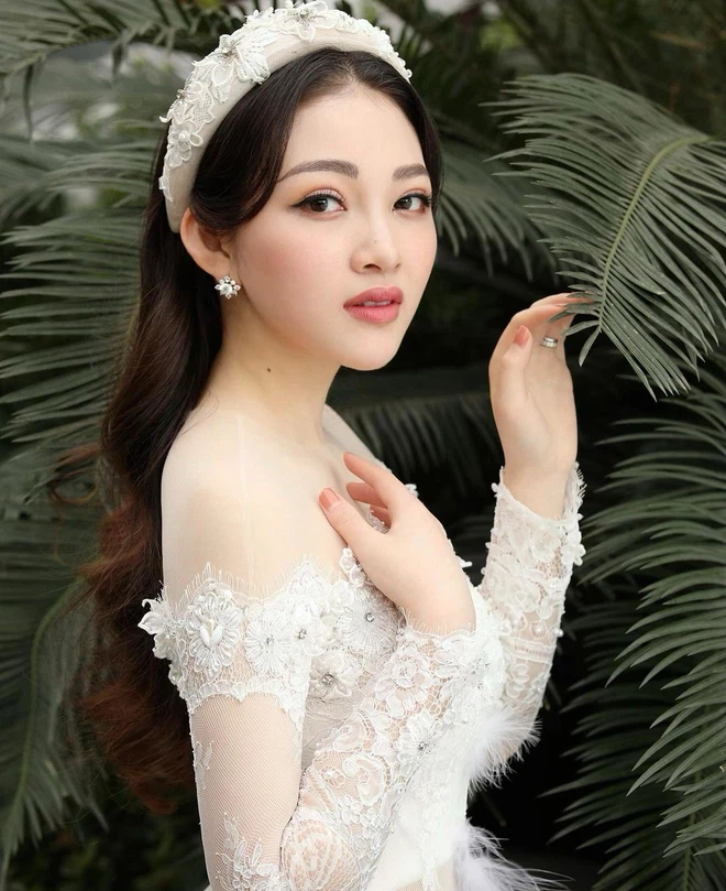 Nhan sắc của bà mẹ hai con cũng khiến cư dân mạng phát sốt vì quá xinh đẹp, mặn mà hơn hẳn ngày cưới. Ảnh: Tổng hợp