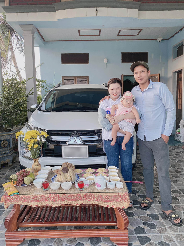 Vừa nói chị Thủy vừa không kìm được nước mắt, chị nghẹn ngào "giải thích vì không muốn mọi người nói vậy làm ba mẹ buồn".