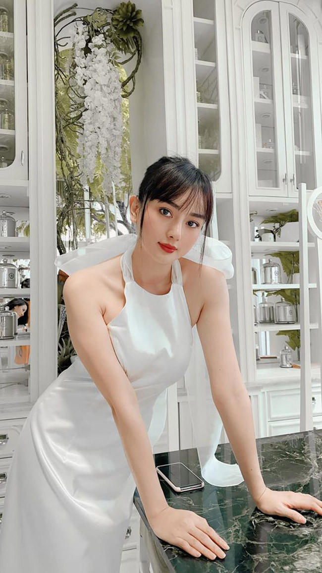 Angela Chu kết hôn cùng tỷ phú Thái Lan hơn 15 tuổi, hiện đang sống cùng gia đình nhà chồng trong biệt thự rộng lớn ở Thái.