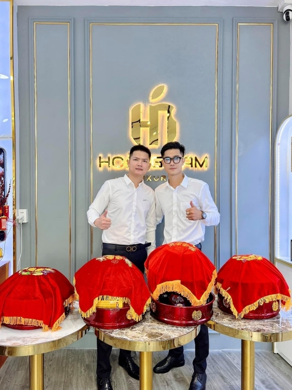 H.D từng làm chủ một cửa hàng về điện thoại dù tuổi đời còn rất trẻ. Bên cạnh đó, anh chàng cũng từng mua nhiều hàng hiệu để tự thưởng cho bản thân mình.